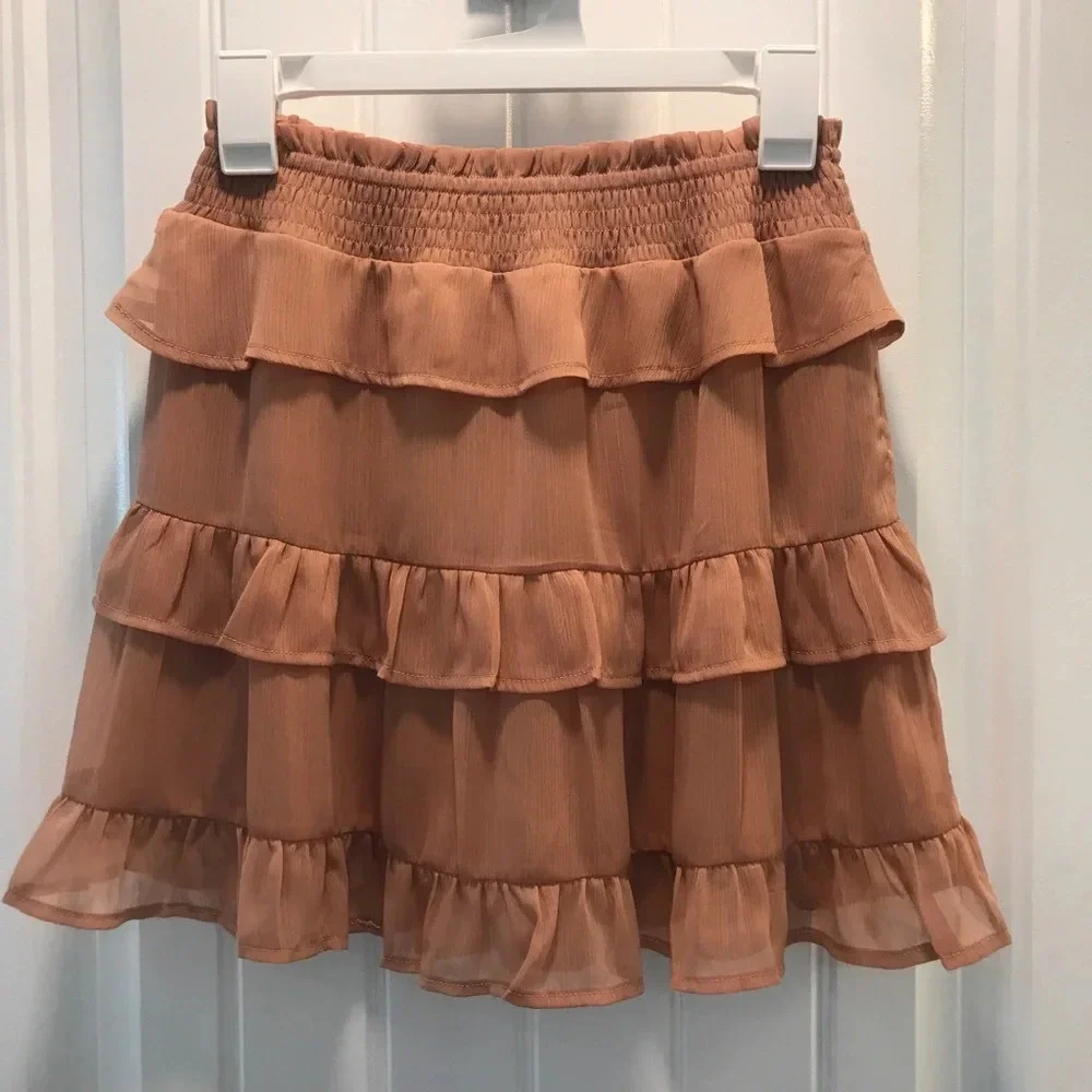 Sadie & Sage. Short skirt. Ruffles. Small.‎ Tan